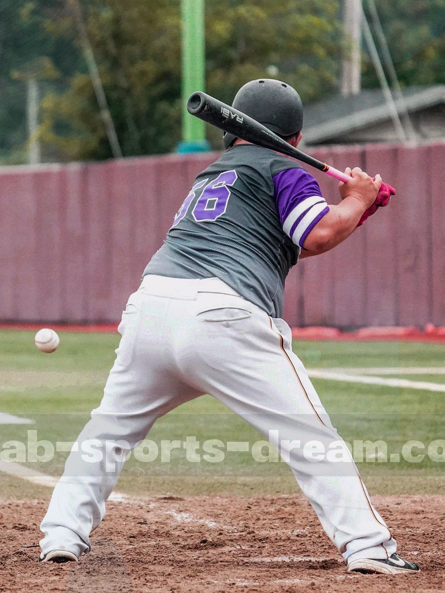 青训球员训练剪影做半调处理，画面叠加浅色数据刻度线